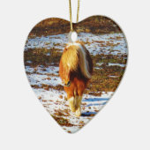 Bruin en roomminiatuur paard in de sneeuw. keramisch ornament (Links)