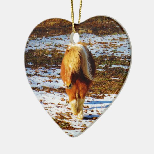 Bruin en roomminiatuur paard in de sneeuw. keramisch ornament (Links)