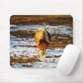 Bruin en roomminiatuur paard in de sneeuw. muismat (Met muis)