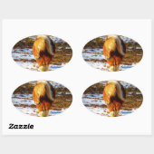 Bruin en roomminiatuur paard in de sneeuw. ovale sticker (Vel)