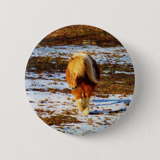 Bruin en roomminiatuur paard in de sneeuw. ronde button 5,7 cm (Voorkant)