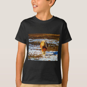 Bruin en roomminiatuur paard in de sneeuw. t-shirt