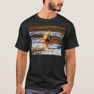 Bruin en roomminiatuur paard in de sneeuw. t-shirt
