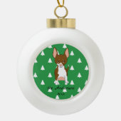 Bruin en Wit Chihuahua Witte Kerstbomen Keramische Bal Ornament (Voorkant)
