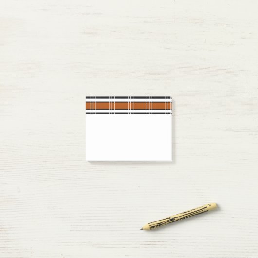 Bruin en wit speldenbruin post-it® notes (Op bureau)