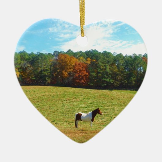 Bruin- en witpaard, herfstbomen, blauwe hemel keramisch ornament (Voorkant)