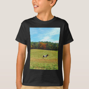 Bruin- en witpaard, herfstbomen, blauwe hemel t-shirt
