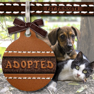 Bruin gestikt leder in reliëf geadopteerde hond ka huisdierpenning