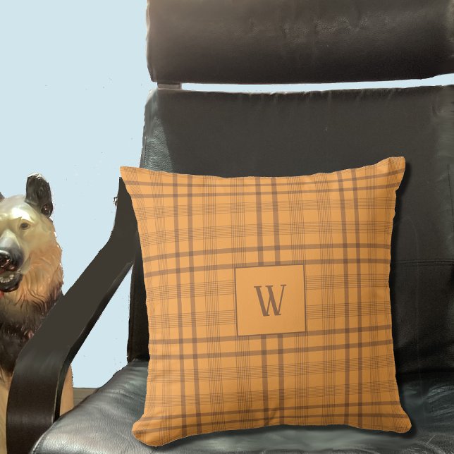 Bruin oker Tartan Patroon Monogram Sierkussen (Ochre and brown Tartan pattern pillow with monogram . Also available in an orange color . 
)