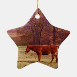Bruin paard in een grasveld keramisch ornament