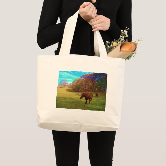 Bruin paard in een regenboogkleurig veld grote tote bag (Voorkant (product))