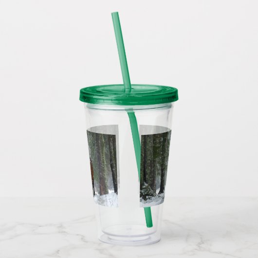 Bruin paard in een winterbos met sneeuwval acryl drinkbeker (Links)