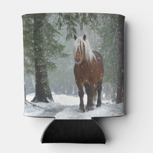 Bruin paard in een winterbos met sneeuwval blikjeskoeler (Achterkant)