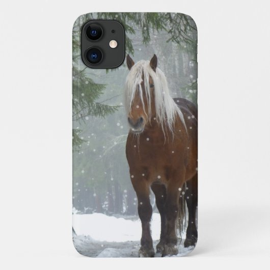 Bruin paard in een winterbos met sneeuwval Case-Mate iPhone case (Achterkant)