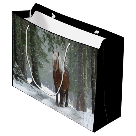 Bruin paard in een winterbos met sneeuwval groot cadeauzakje (Voorkant Gekanteld)