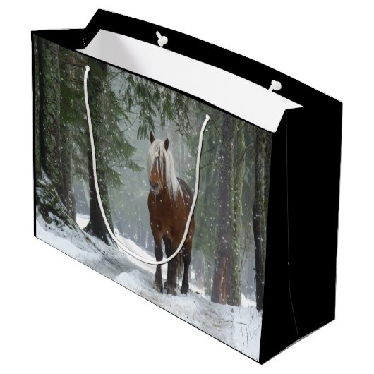 Bruin paard in een winterbos met sneeuwval groot cadeauzakje (Achterkant Gekanteld)
