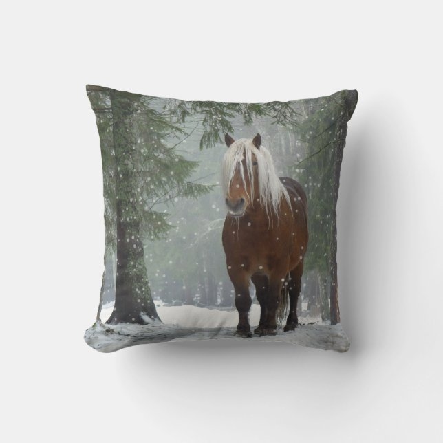 Bruin paard in een winterbos met sneeuwval kussen (Voorkant)