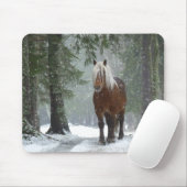 Bruin paard in een winterbos met sneeuwval muismat (Met muis)