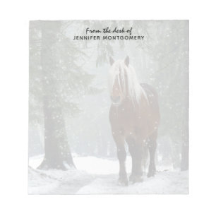 Bruin paard in een winterbos met sneeuwval notitieblok