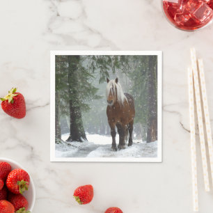 Bruin paard in een winterbos met sneeuwval servet
