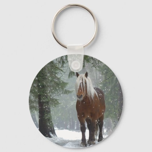 Bruin paard in een winterbos met sneeuwval sleutelhanger (Voorkant)