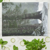 Bruin paard in een winterbos met sneeuwval theedoek (Gevouwen)