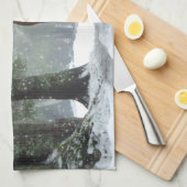 Bruin paard in een winterbos met sneeuwval theedoek (Quarter Fold)