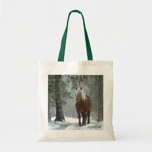 Bruin paard in een winterbos met sneeuwval tote bag