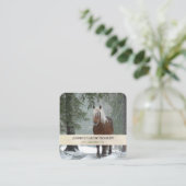 Bruin paard in een winterbos met sneeuwval vierkante visitekaartje (Staand voorkant)