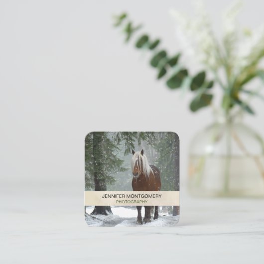 Bruin paard in een winterbos met sneeuwval vierkante visitekaartje (Staand voorkant)