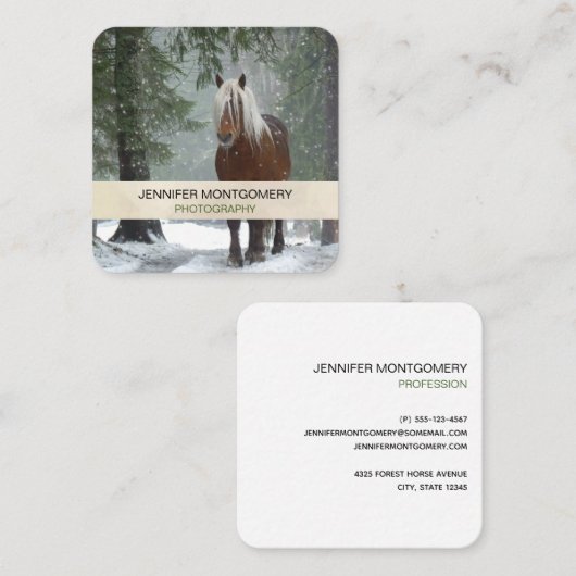 Bruin paard in een winterbos met sneeuwval vierkante visitekaartje (Voorkant / Achterkant)