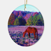 Bruin paard in Paarse gras Keramisch Ornament (Links)