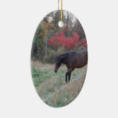 Bruin paard in rode herfstbomen keramisch ornament (Rechts)