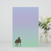 Bruin paard in windpasta-papier briefpapier (Staand voorkant)