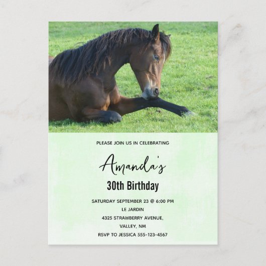bruin paard Laying in the Grass Invitation Briefkaart (Voorkant)
