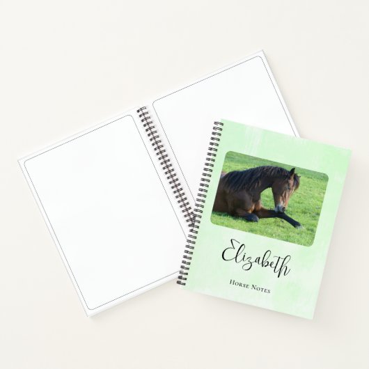 bruin paard lekt in gras notitieboek (Binnen)