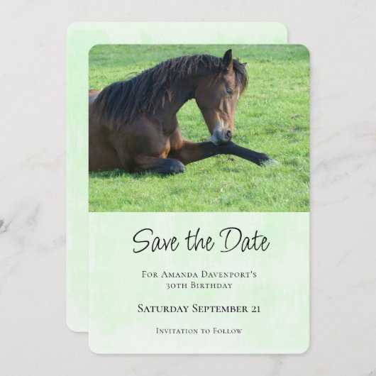 bruin paard lekt in gras save the date (Voorkant / Achterkant)
