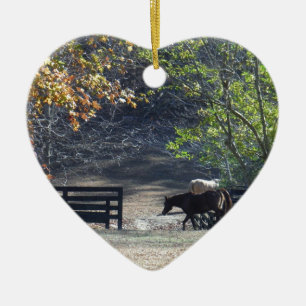 Bruin paard loopt door het hek keramisch ornament