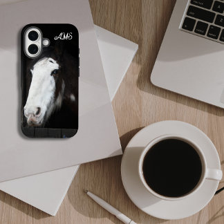 Bruin paard met blauwe ogen monogram iPhone 16 hoesje