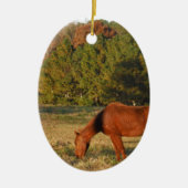 Bruin paard met pijnbomen keramisch ornament (Voorkant)