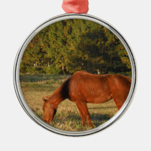 Bruin paard met pijnbomen metalen ornament