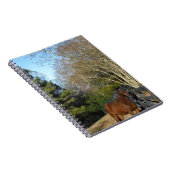 Bruin paard tegen een hek notitieboek (Rechterzijde)