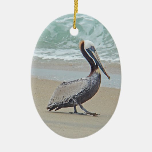 Bruin Pelican op strand Keramisch Ornament (Voorkant)