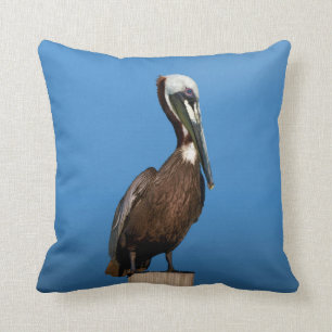 Bruin Pelican Perching op een Post Kussen