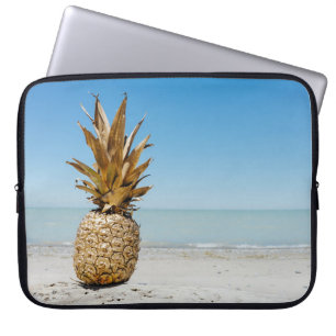 Bruine anananasappelvruchten op de kust laptop sleeve