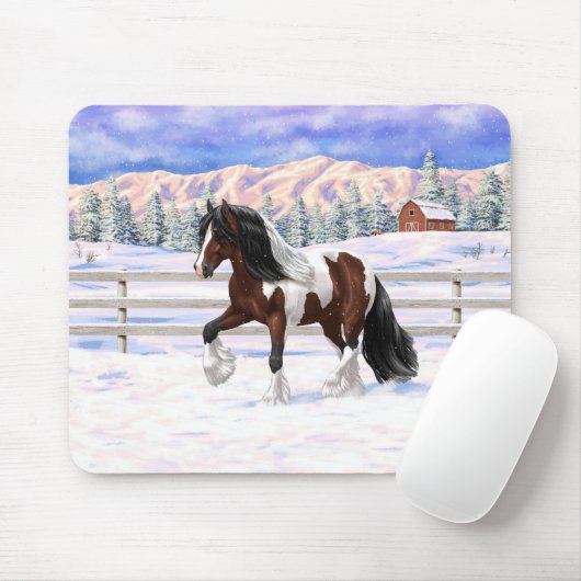 Bruine baai met zigeunerbanner ontwerppaard in sne muismat (Met muis)