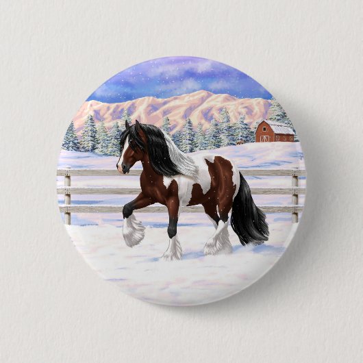 Bruine baai met zigeunerbanner ontwerppaard in sne ronde button 5,7 cm (Voorkant)