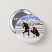 Bruine baai met zigeunerbanner ontwerppaard in sne ronde button 5,7 cm (Voorkant /achterkant)