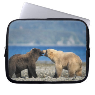 Bruine beer, grizzlybeer, spelen op het strand, laptop sleeve