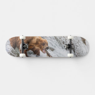 Bruine beer vangt rode zalm skateboard